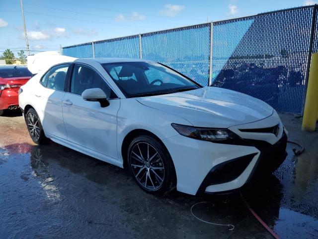 4T1G11AK7PU162451 - 2023 TOYOTA CAMRY SE NIGHT SHADE WHITE photo 4