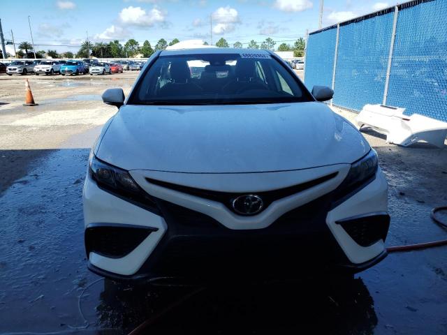 4T1G11AK7PU162451 - 2023 TOYOTA CAMRY SE NIGHT SHADE WHITE photo 5