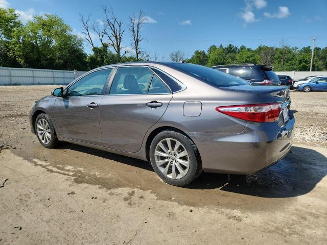 4T1BF1FK4HU633655 - 2017 TOYOTA CAMRY LE GRAY photo 2