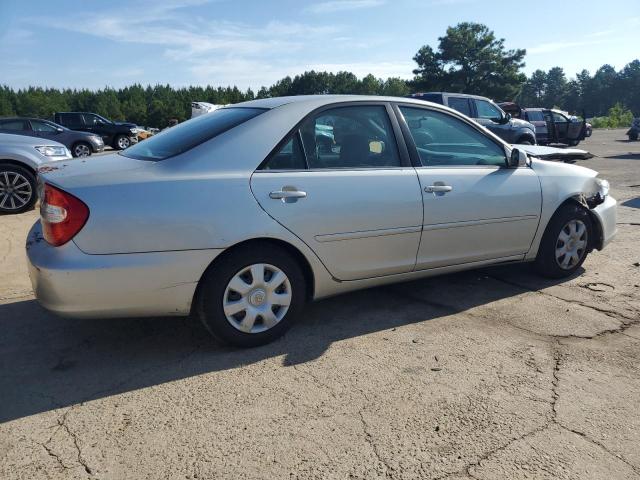 4T1BE32K52U070028 - 2002 TOYOTA CAMRY LE 银色 照片 3