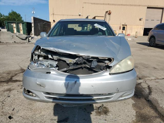 4T1BE32K52U070028 - 2002 TOYOTA CAMRY LE 银色 照片 5