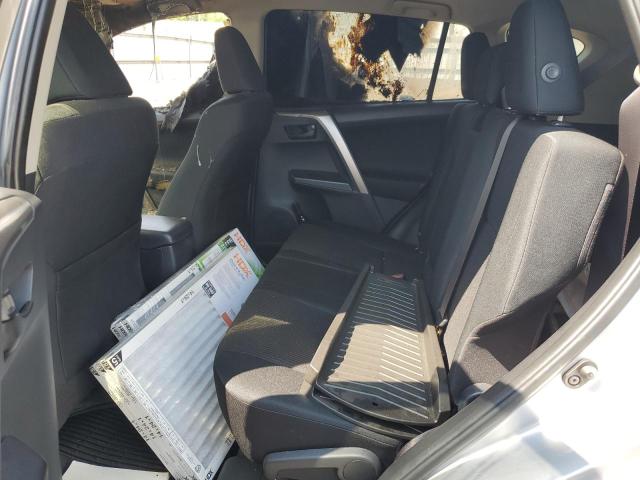 JTMBFREV6JJ199101 - 2018 TOYOTA RAV4 LE Silber Foto 11