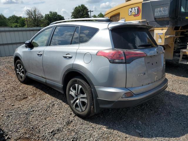 JTMBFREV6JJ199101 - 2018 TOYOTA RAV4 LE Silber Foto 2