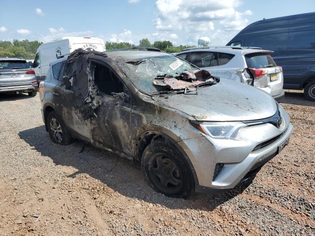 JTMBFREV6JJ199101 - 2018 TOYOTA RAV4 LE Silber Foto 4