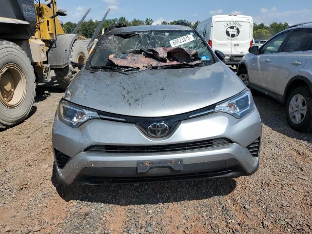 JTMBFREV6JJ199101 - 2018 TOYOTA RAV4 LE Silber Foto 5