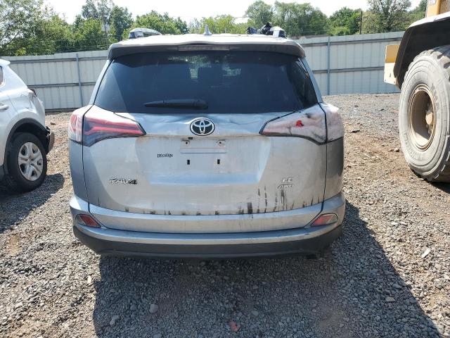 JTMBFREV6JJ199101 - 2018 TOYOTA RAV4 LE Silber Foto 6