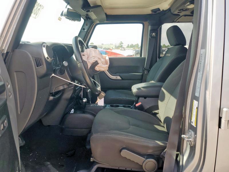 1C4HJWEG3HL689227 - 2017 JEEP WRANGLER U SAHARA 银色 照片 7