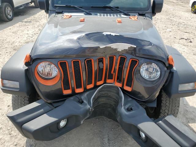 1C4HJXDG9JW111001 - 2018 JEEP WRANGLER U SPORT Серый фото 11