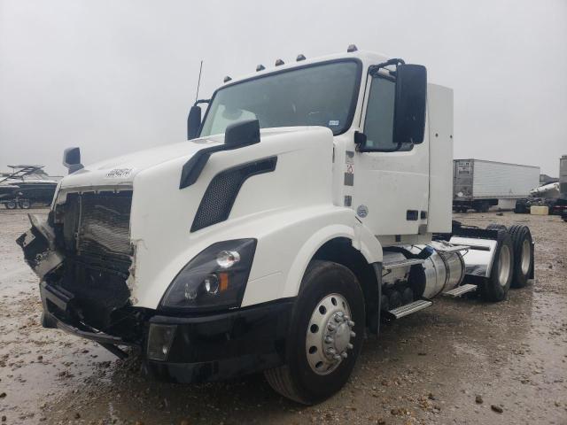 4V4NC9EH9FN909614 - 2015 VOLVO VN VNL WHITE photo 2