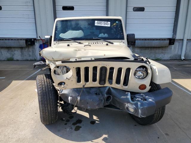 1J4BA5H19BL572017 - 2011 JEEP WRANGLER U SAHARA Braun Foto 5