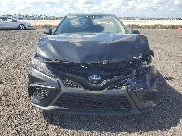 4T1G11AK2RU211820 - 2024 TOYOTA CAMRY SE NIGHT SHADE BLACK photo 5