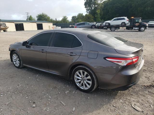 4T1B11HKXJU041663 - 2018 TOYOTA CAMRY L GRAY photo 2