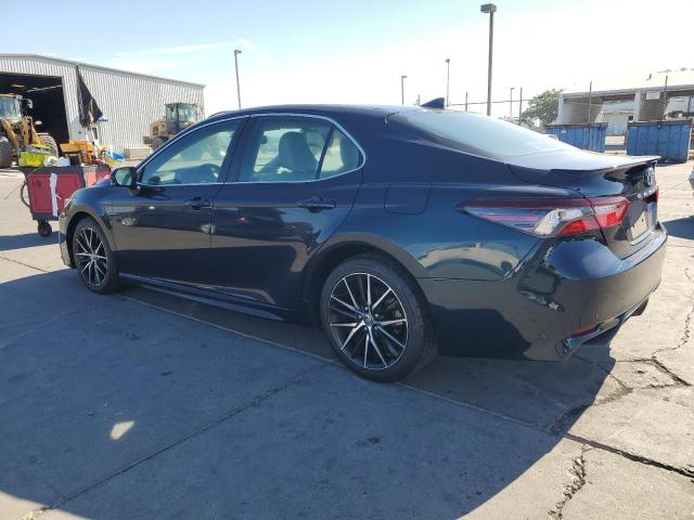 4T1T11AK6MU409744 - 2021 TOYOTA CAMRY SE BLUE photo 2