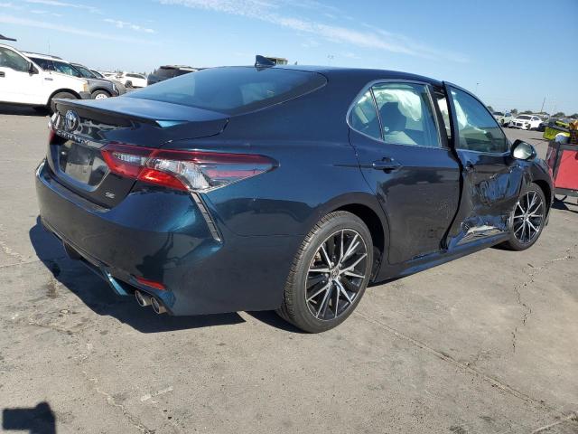4T1T11AK6MU409744 - 2021 TOYOTA CAMRY SE BLUE photo 3