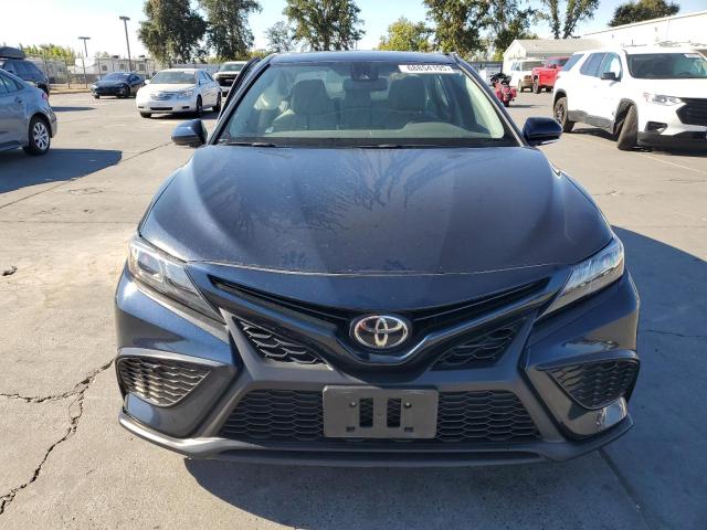 4T1T11AK6MU409744 - 2021 TOYOTA CAMRY SE BLUE photo 5