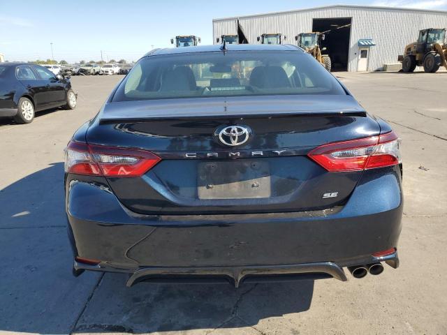 4T1T11AK6MU409744 - 2021 TOYOTA CAMRY SE BLUE photo 6