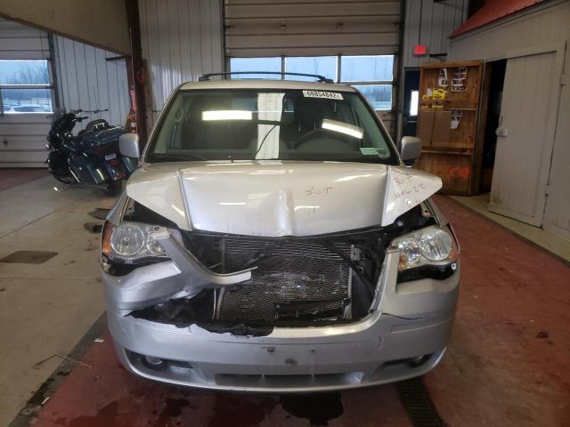 2A4RR5D12AR129825 - 2010 CHRYSLER TOWN & COU TOURING ვერცხლისფერი ფოტო 5