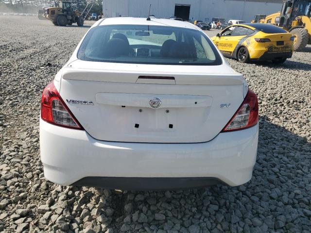 3N1CN7AP1JL884735 - 2018 NISSAN VERSA S WHITE photo 6