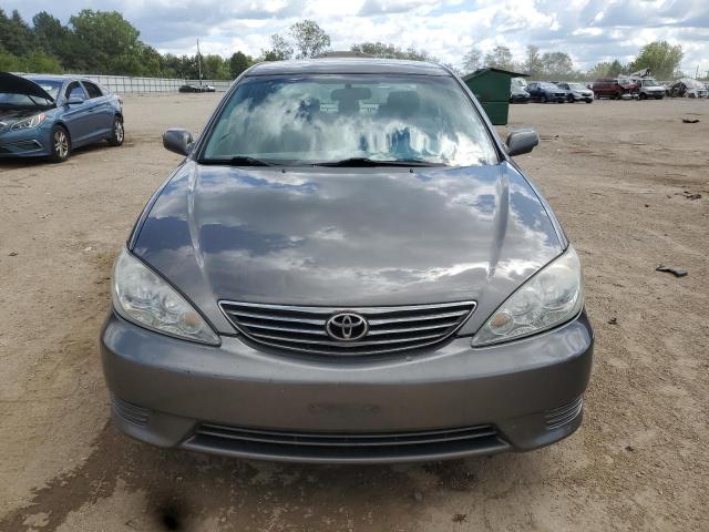 4T1BF30K85U595220 - 2005 TOYOTA CAMRY LE 灰色 照片 5