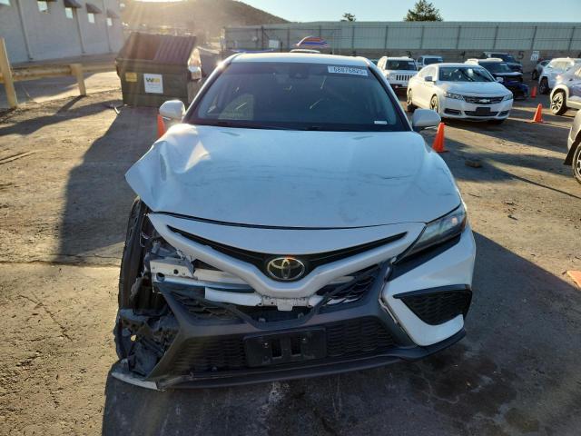 4T1G11AKXNU047680 - 2022 TOYOTA CAMRY SE 灰色 照片 5