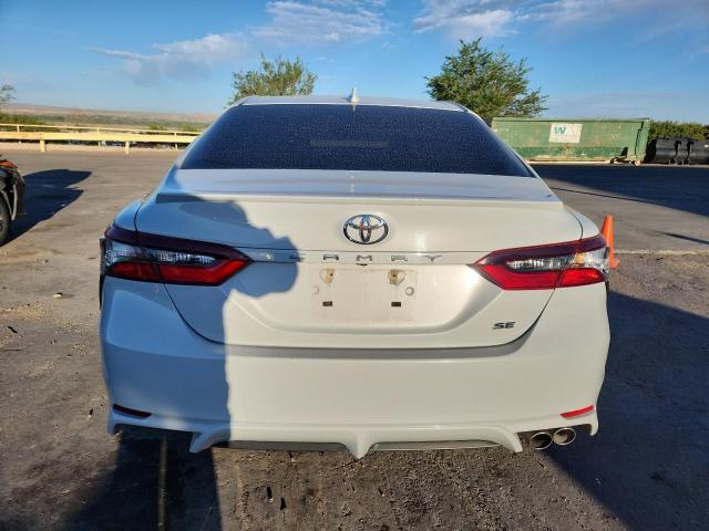 4T1G11AKXNU047680 - 2022 TOYOTA CAMRY SE 灰色 照片 6