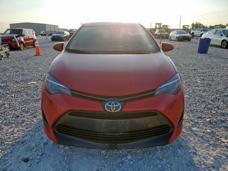 5YFBURHE9JP775695 - 2018 TOYOTA COROLLA L RED photo 5