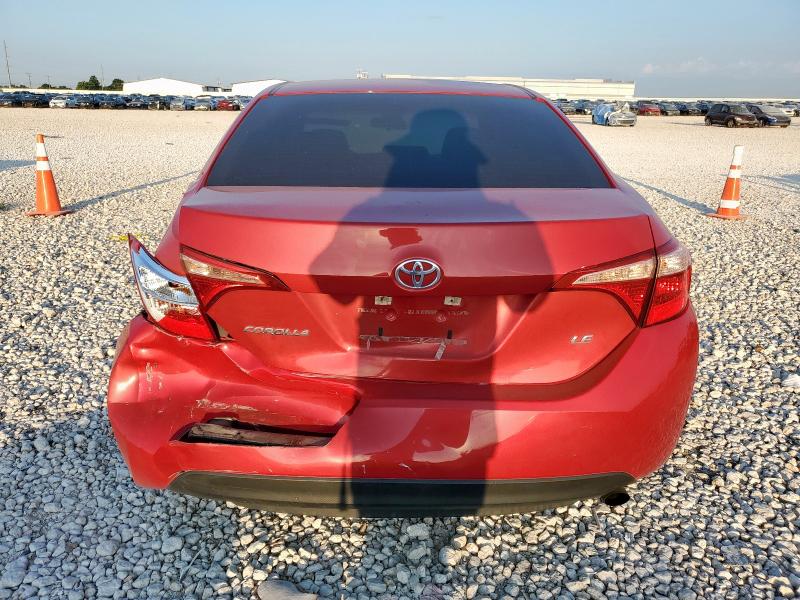 5YFBURHE9JP775695 - 2018 TOYOTA COROLLA L RED photo 6