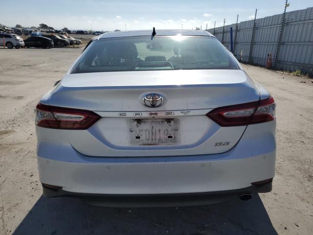 4T1B11HK6JU114219 - 2018 TOYOTA CAMRY L Weiß Foto 6