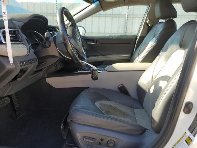 4T1B11HK6JU114219 - 2018 TOYOTA CAMRY L Weiß Foto 7