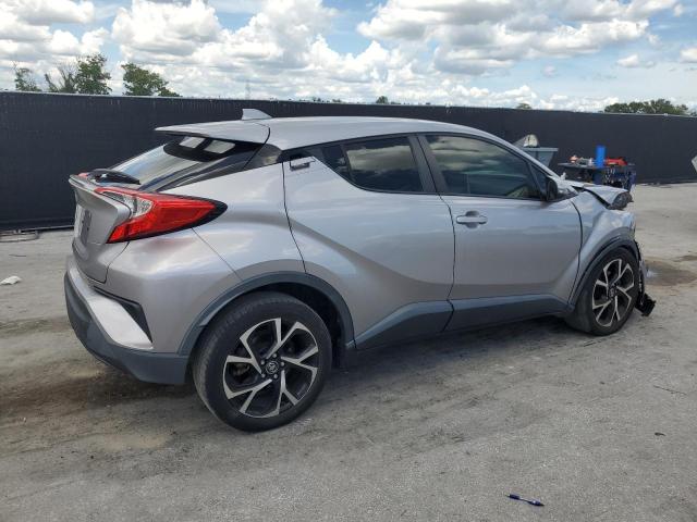 JTNKHMBXXK1056989 - 2019 TOYOTA C-HR XLE Srebrny zdjęcie 3