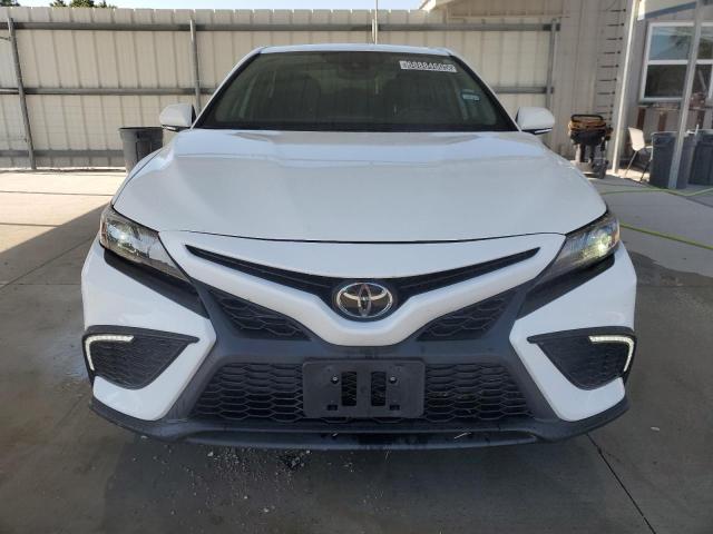 4T1G11AKXRU860247 - 2024 TOYOTA CAMRY SE NIGHT SHADE WHITE photo 5