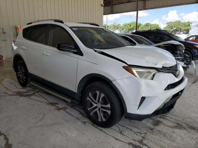 JTMZFREV4HJ121098 - 2017 TOYOTA RAV4 LE 白色 照片 4