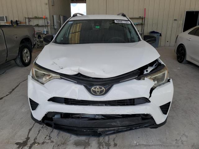 JTMZFREV4HJ121098 - 2017 TOYOTA RAV4 LE 白色 照片 5