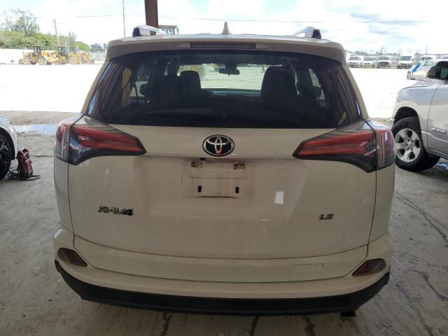 JTMZFREV4HJ121098 - 2017 TOYOTA RAV4 LE 白色 照片 6