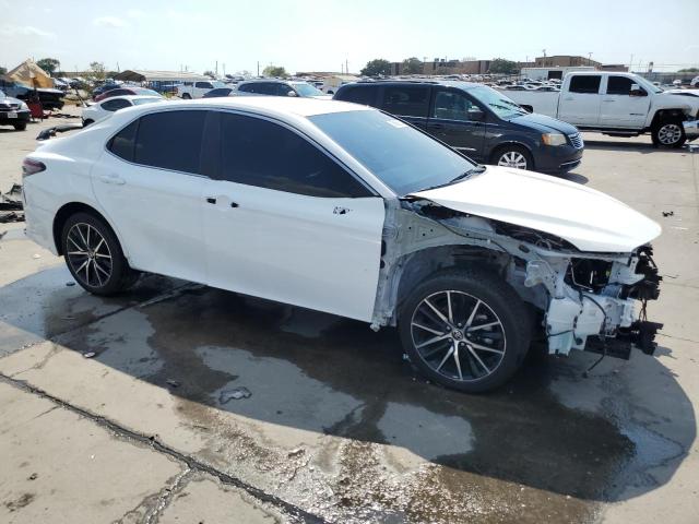 4T1G11AK0MU451649 - 2021 TOYOTA CAMRY SE WHITE photo 4