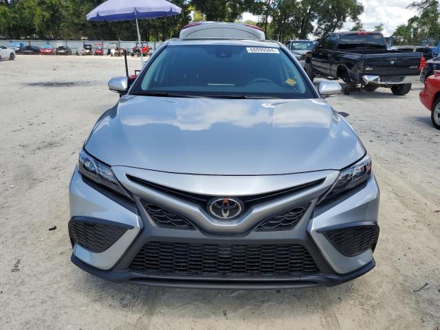 4T1G11AK3RU914570 - 2024 TOYOTA CAMRY SE NIGHT SHADE SILVER photo 5
