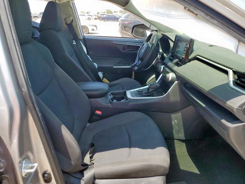 JTMLWRFV2MD116351 - 2021 TOYOTA RAV4 LE 银色 照片 7