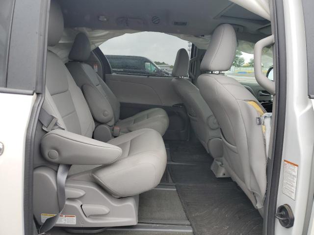 5TDDZ3DC6JS189989 - 2018 TOYOTA SIENNA XLE Biały zdjęcie 11