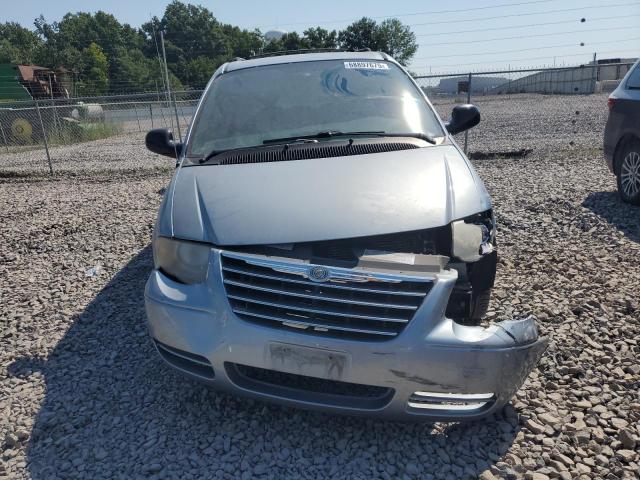2C4GP54L05R140588 - 2005 CHRYSLER TOWN & COU TOURING SILVER photo 5