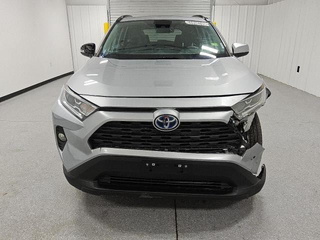 4T3RWRFV6MU020994 - 2021 TOYOTA RAV4 XLE SILVER photo 5