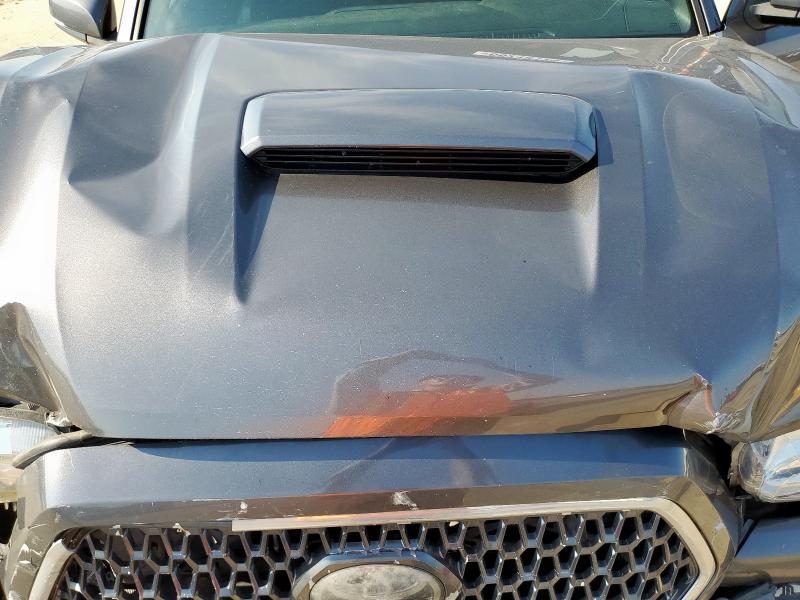 5TFAZ5CN9JX058762 - 2018 TOYOTA TACOMA DOUBLE CAB Gris photo 18