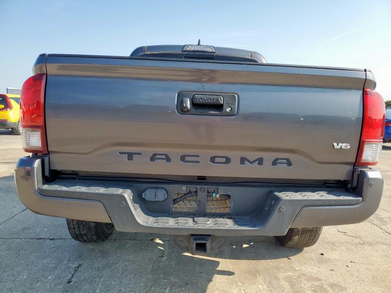 5TFAZ5CN9JX058762 - 2018 TOYOTA TACOMA DOUBLE CAB Gris photo 8