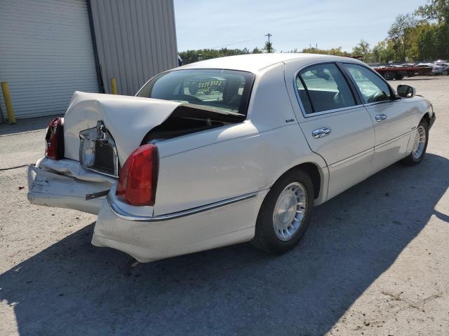 1LNHM81W01Y653838 - 2001 LINCOLN TOWN CAR EXECUTIVE WHITE photo 3