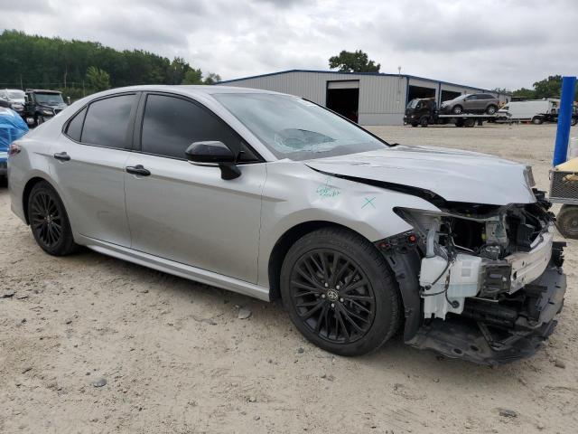 4T1T11AK3NU033067 - 2022 TOYOTA CAMRY SE 银色 照片 4