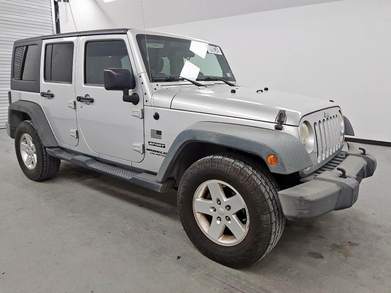 1C4BJWDG9CL224516 - 2012 JEEP WRANGLER U SPORT GRAY photo 4