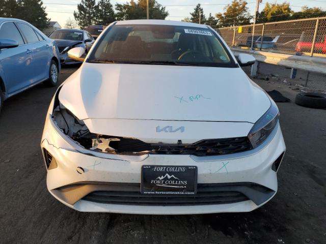 3KPF24AD4PE538733 - 2023 KIA FORTE LX WHITE photo 5