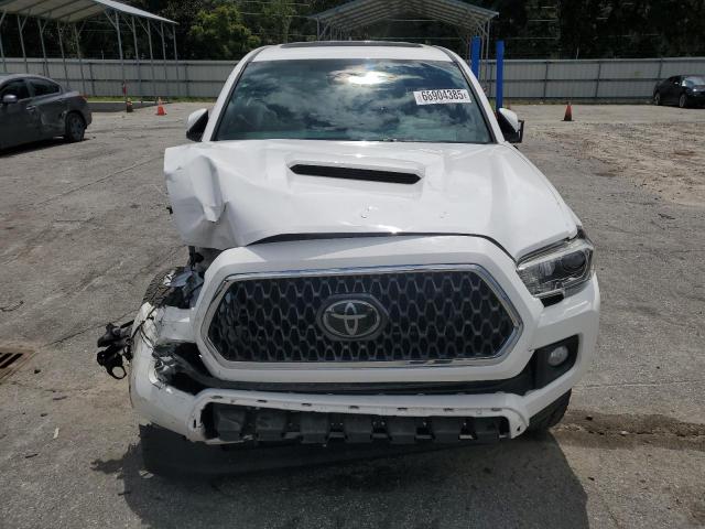 3TMBZ5DN3JM016239 - 2018 TOYOTA TACOMA DOUBLE CAB Білий фото 5