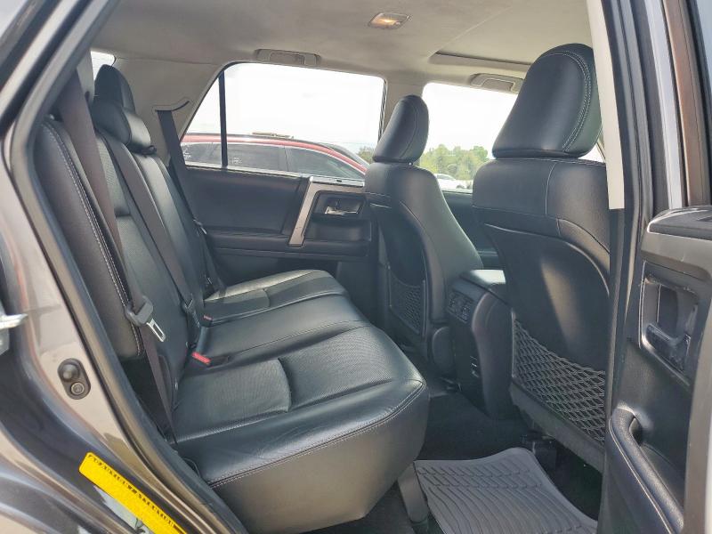 JTEZU5JR0J5181526 - 2018 TOYOTA 4RUNNER SR5 ნაცრისფერი ფოტო 11