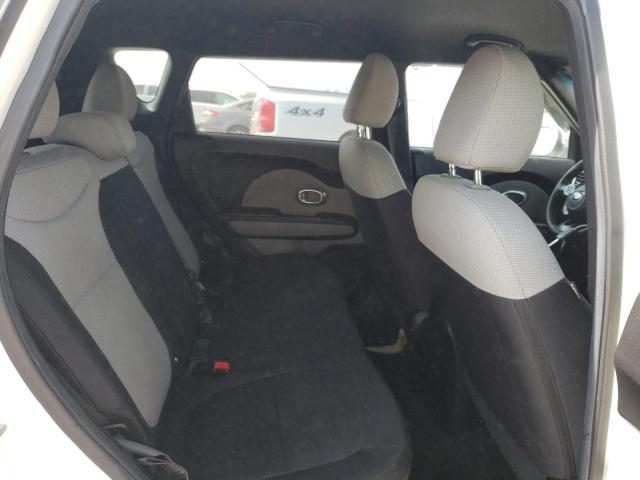 KNDJN2A29F7155373 - 2015 KIA SOUL WHITE photo 10