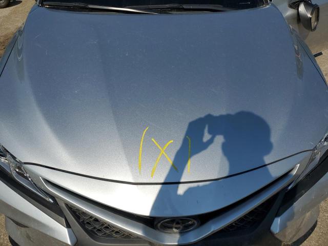 4T1B11HK9JU094158 - 2018 TOYOTA CAMRY L SILVER photo 11